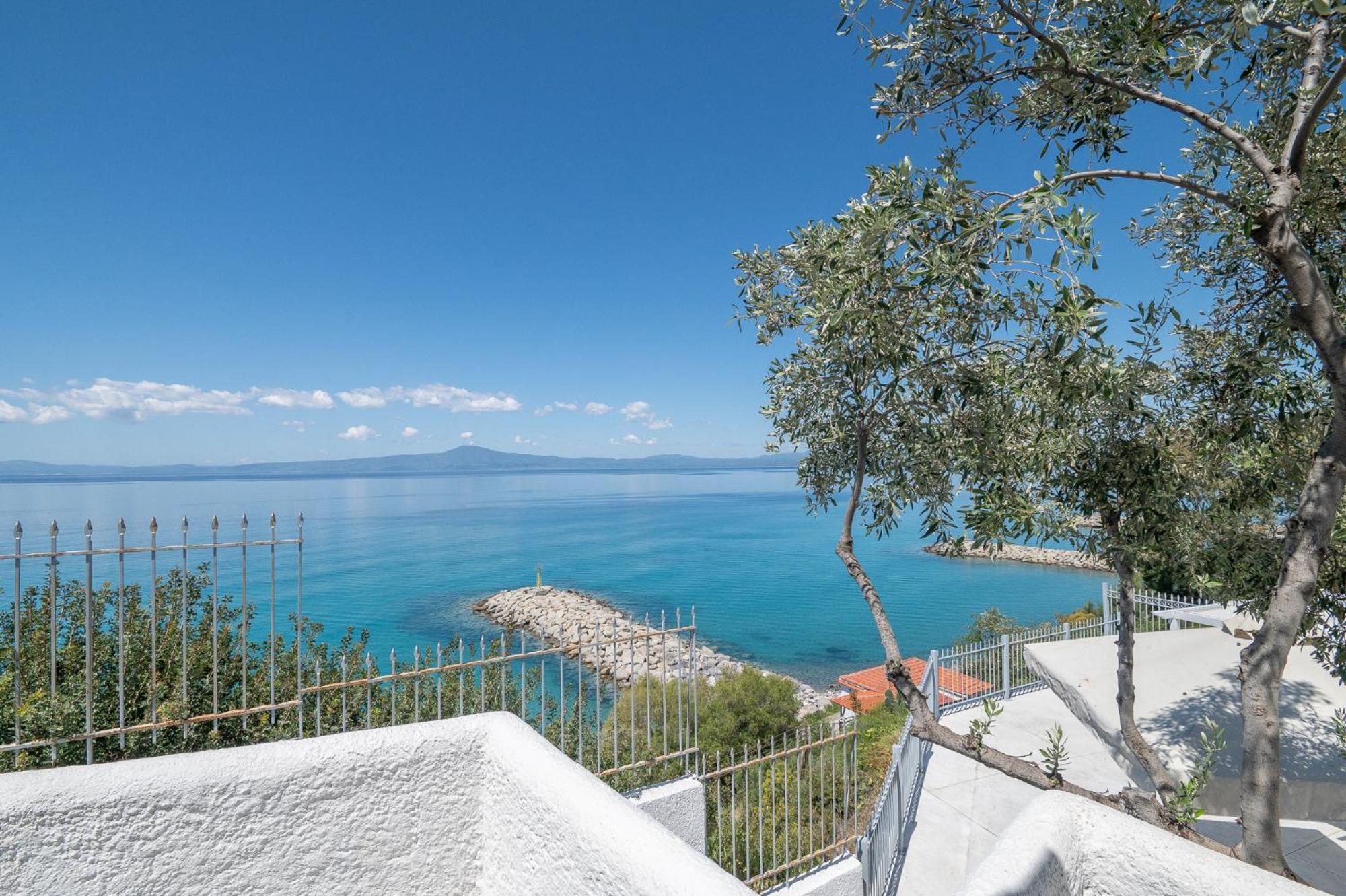 Pouletis Family Apartments - Akroyali Seaview Getaways Kalamata Esterno foto