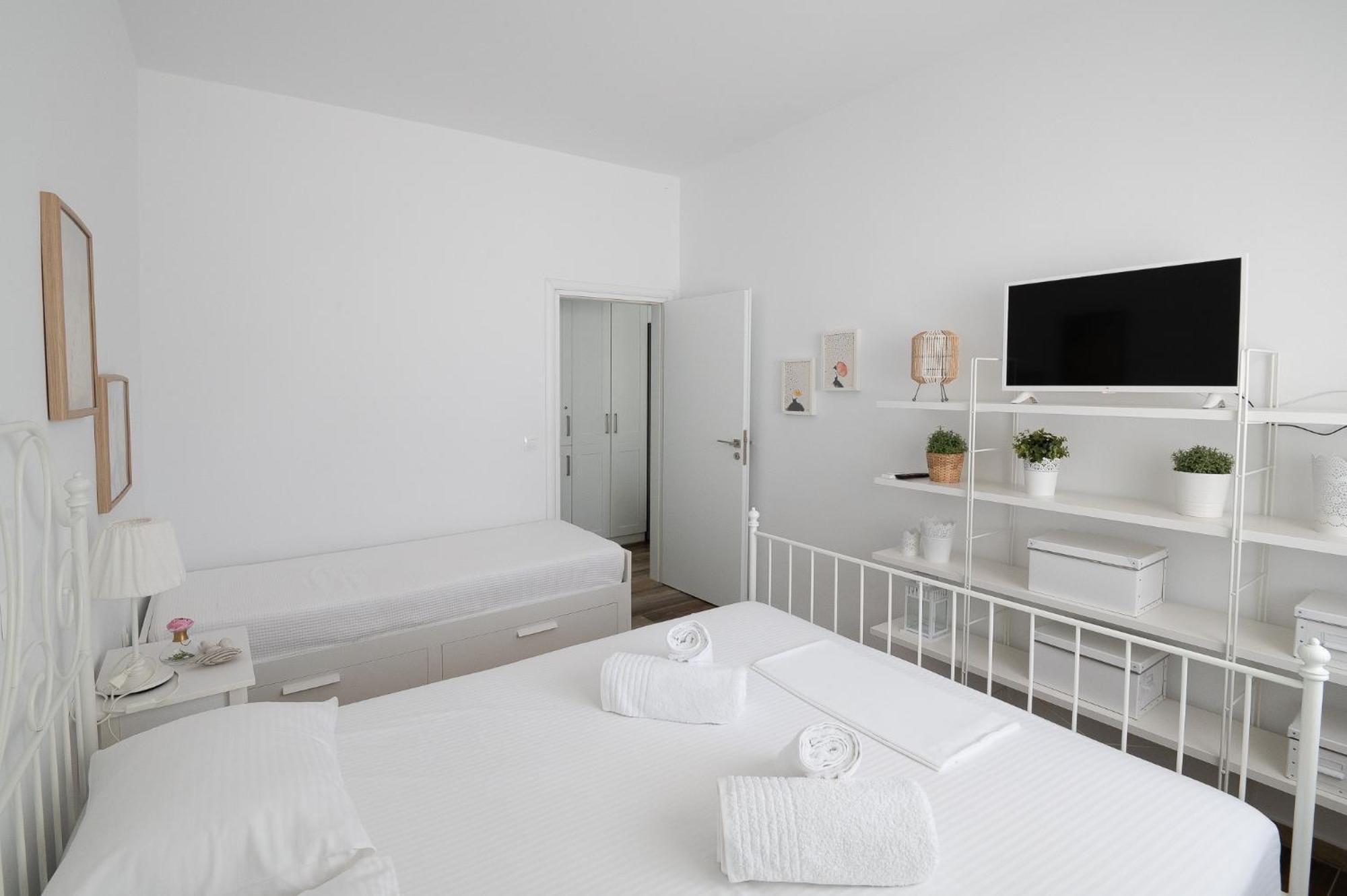 Pouletis Family Apartments - Akroyali Seaview Getaways Kalamata Esterno foto